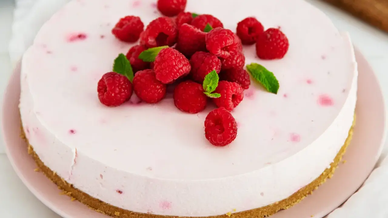 Eine cremige Philadelphia Torte mit frischen Himbeeren und Minze, ein Genuss für jeden Anlass.