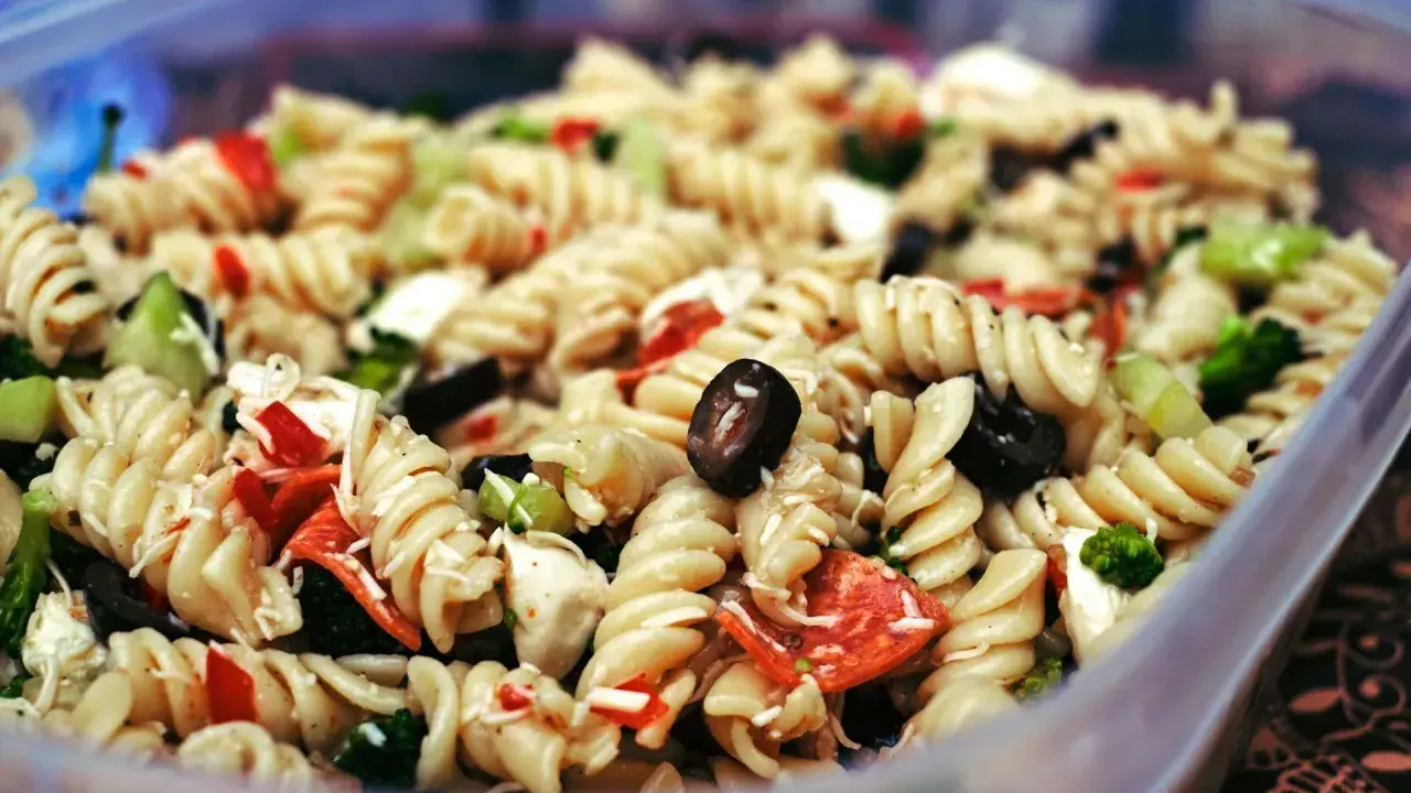 Ein köstlicher Nudelsalat mit Spiralnudeln, Oliven, Paprika und Brokkoli – perfekt als Beilage zum Grillen.