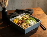 Eine köstliche vegane Sushi Bowl mit Reis, Avocado, Mango, Tofu und Sprossen.