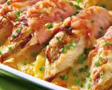 Gebackener Chicorée in Schinken gewickelt, überbacken mit Käse und Kartoffeln. Ein köstliches Gericht für alle, die Rezepte mit Schinken lieben.