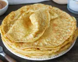 Stapel goldbrauner Pfannkuchen auf einem Teller. Perfekt zum Einfrieren für später.