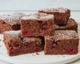 Saftiger schoko kirsch kuchen blech, bestäubt mit Puderzucker. Ein Genuss für jeden Anlass!