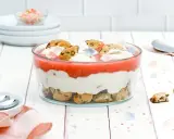 Schichtdessert mit Erdbeerpüree, Sahne und Keksen. Ein schnelles Party-Dessert, das alle lieben werden.