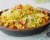 Bunter Reis mit Erbsen, Karotten und Lauchringen, inspiriert von Safran-Rezepten.