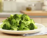 Frisch gedämpfter Brokkoli auf einem Teller, bereit zum Genießen. Perfekt für gesundes Kochen.