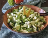 Erfrischender sommerlicher Melonensalat mit Gurken und Feta, garniert mit Melonenstücken.