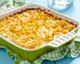 Überbackene Makkaroni mit Käse in einer grünen Auflaufform. Ein köstliches Gericht, das sich gut für Buttermilch Rezepte eignet.