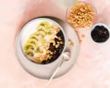 Gesunder Joghurt-Bowl mit Kiwi, Beeren, Nüssen und Granola – perfekt für proteinreiche Mahlzeiten.