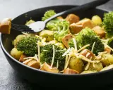 Ein schnelles Gericht mit Kartoffeln, Brokkoli und Würstchen, bestreut mit Käse. Perfekt für Rezepte mit wenig Zutaten.