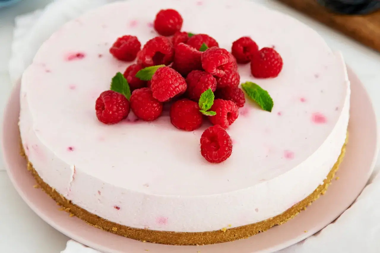Eine cremige Philadelphia Torte mit frischen Himbeeren und Minze, ein Genuss für jeden Anlass.