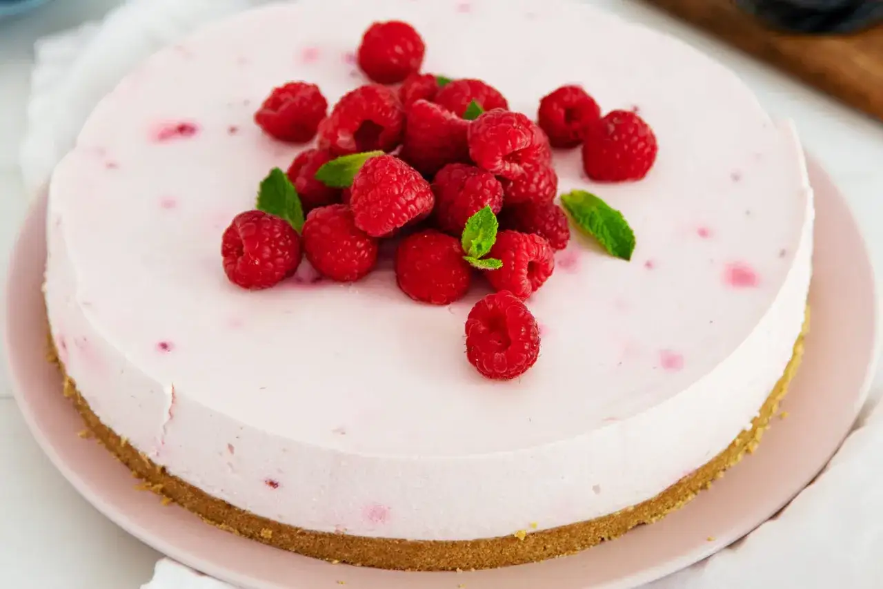 Eine cremige Philadelphia Torte mit frischen Himbeeren und Minze, ein Genuss für Augen und Gaumen.