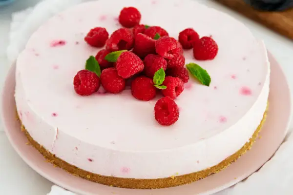 Eine cremige Philadelphia Torte mit frischen Himbeeren und Minze, ein Genuss für jeden Anlass.