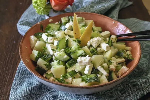 Erfrischender sommerlicher Melonensalat mit Gurken und Feta, garniert mit Melonenstücken.