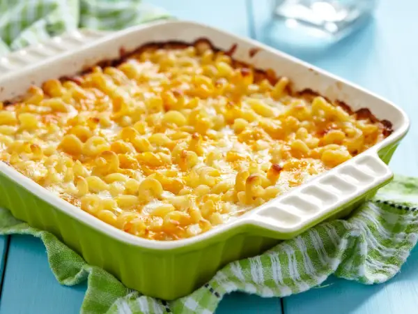 Überbackene Makkaroni mit Käse in einer grünen Auflaufform. Ein köstliches Gericht, das sich gut für Buttermilch Rezepte eignet.