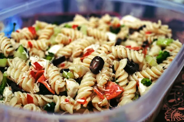 Ein köstlicher Nudelsalat mit Spiralnudeln, Oliven, Paprika und Brokkoli – perfekt als Beilage zum Grillen.