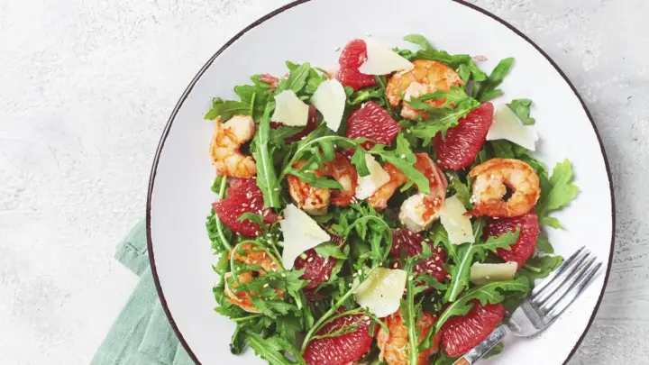 Salat mit Garnelen, Grapefruit und Parmesan – perfekt zum kalorienarm kochen.