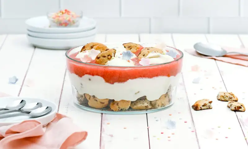 Schichtdessert mit Erdbeerpüree, Sahne und Keksen. Ein schnelles Party-Dessert, das alle lieben werden.